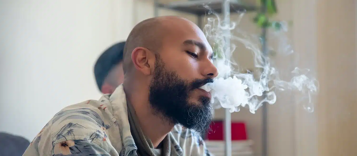homme fumant du CBD