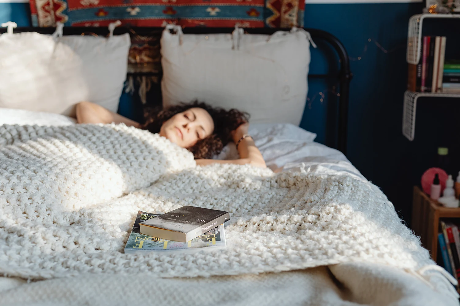 femme reposée dans un lit 