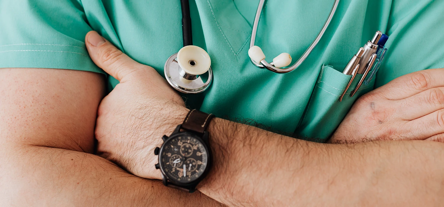 docteur bras croisés