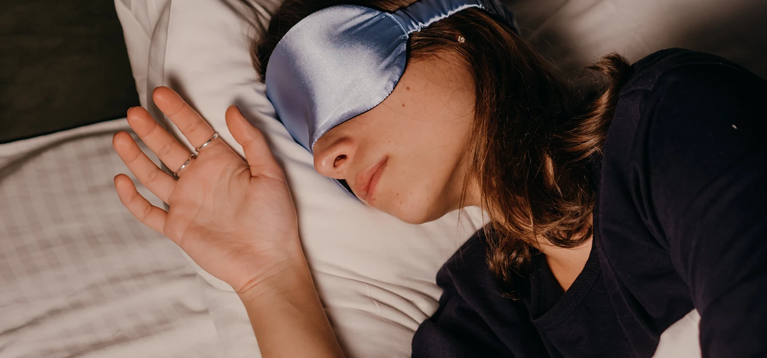 femme avec masque de nuit