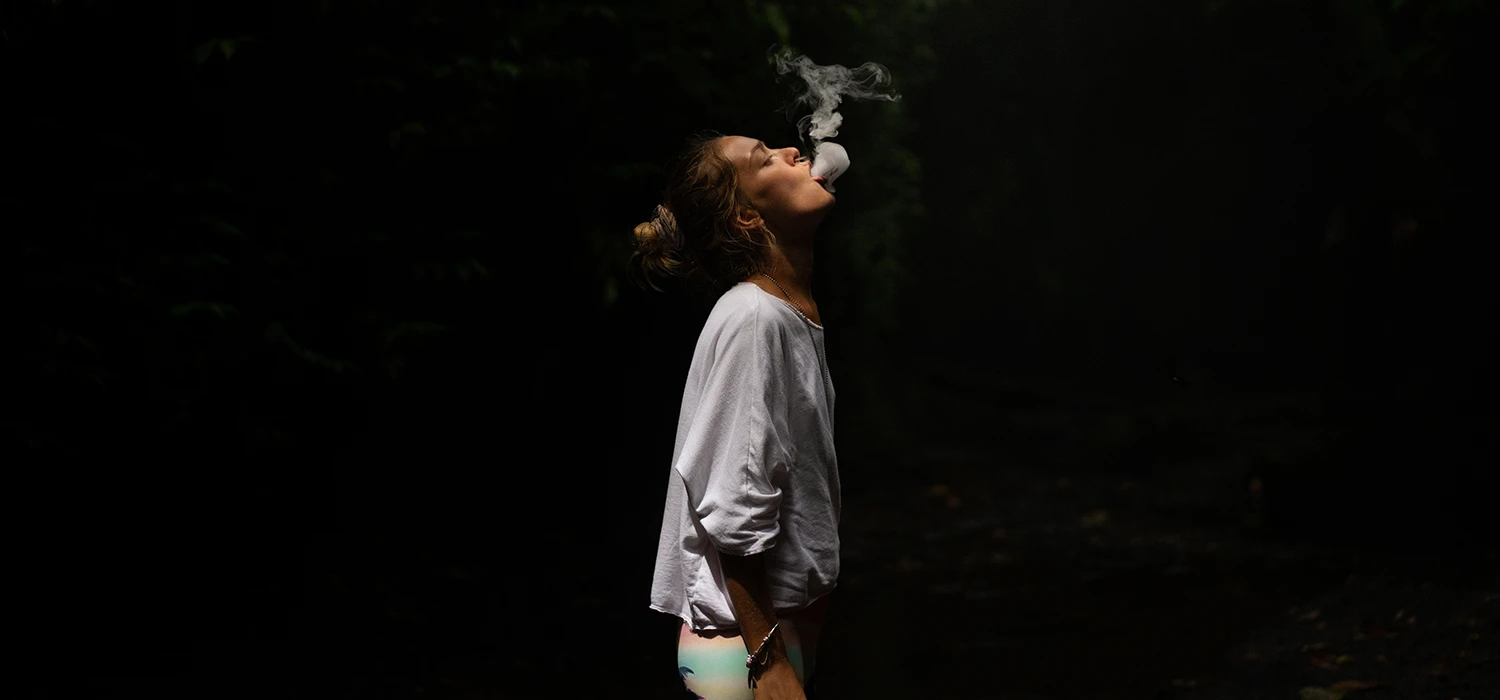 femme qui expire de la fumée