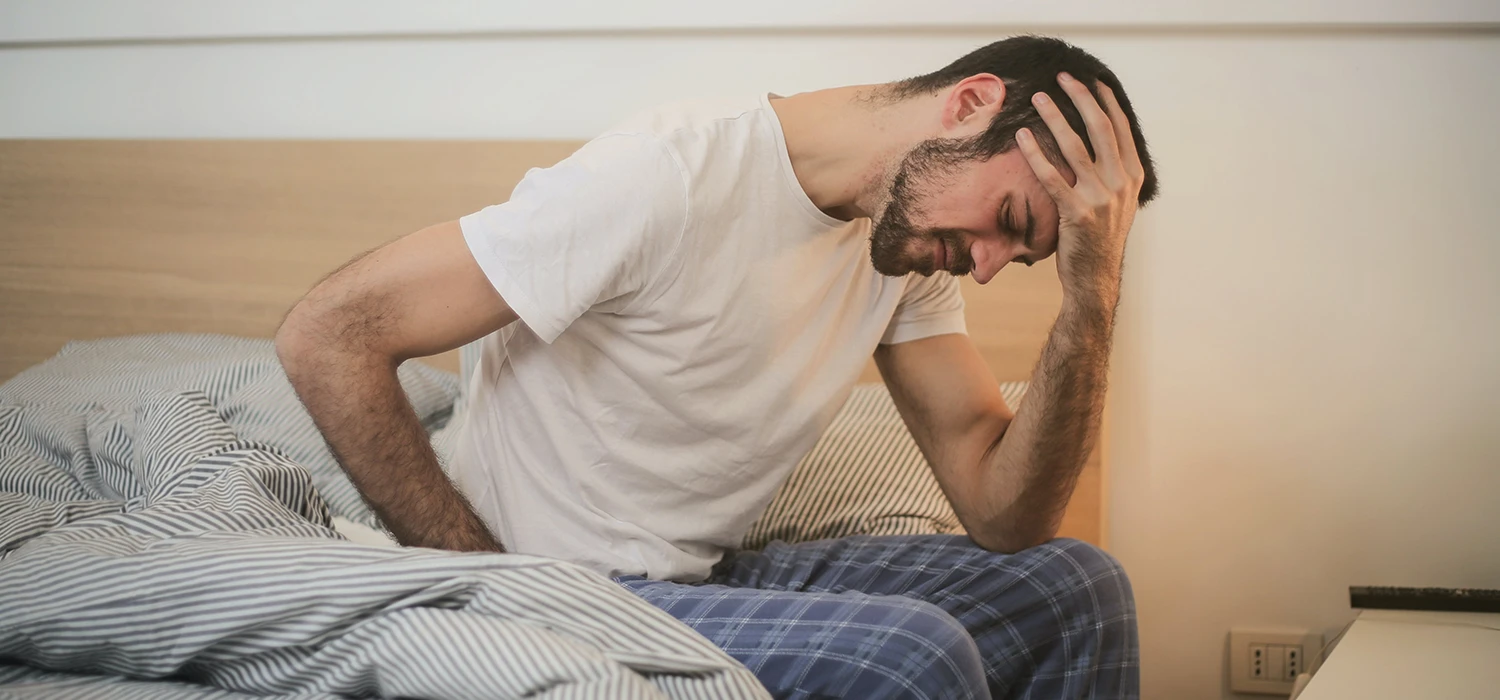 homme avec douleurs au dos