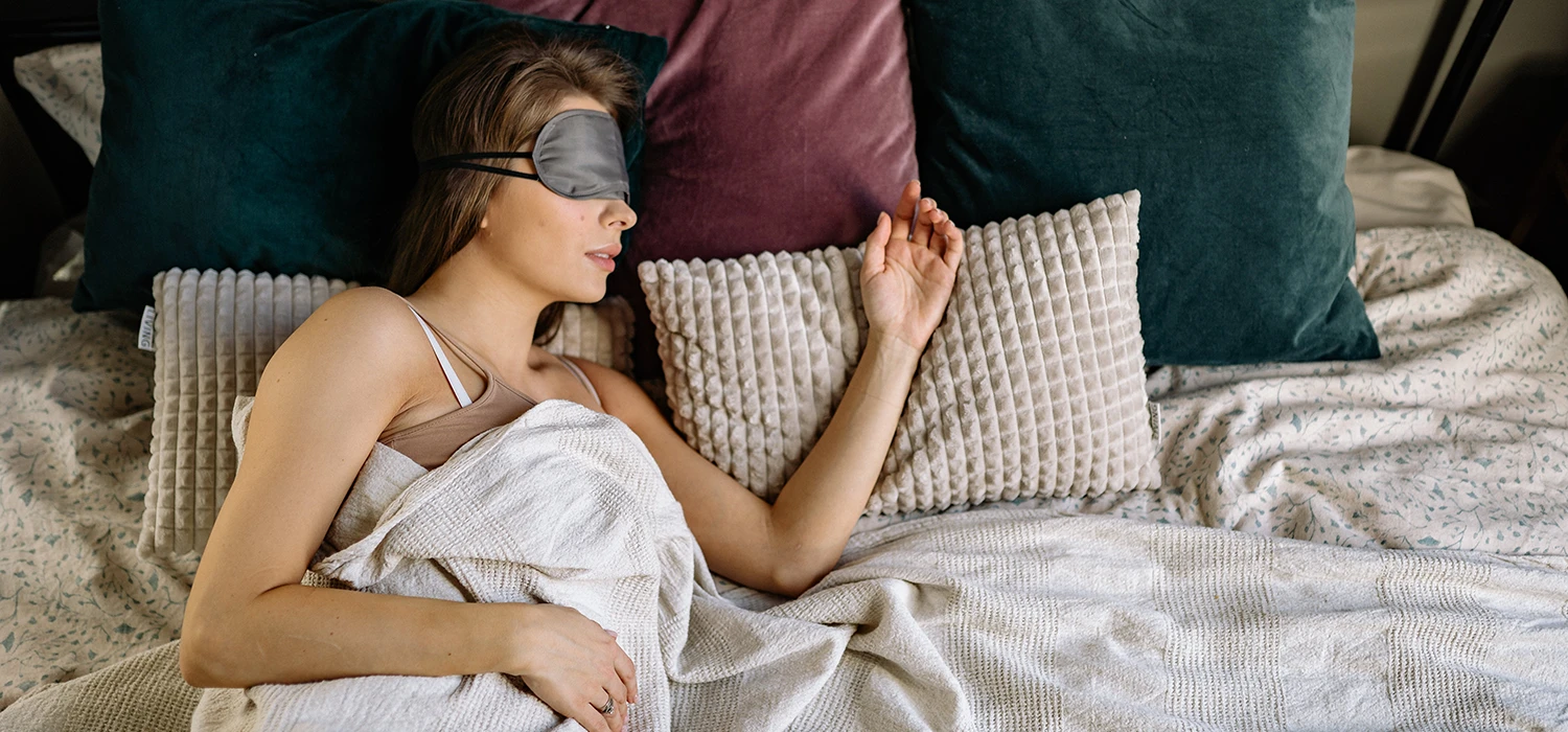femme avec un masque pour dormir