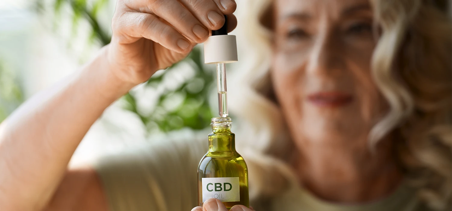 Femme avec un flacon d'huile de CBD