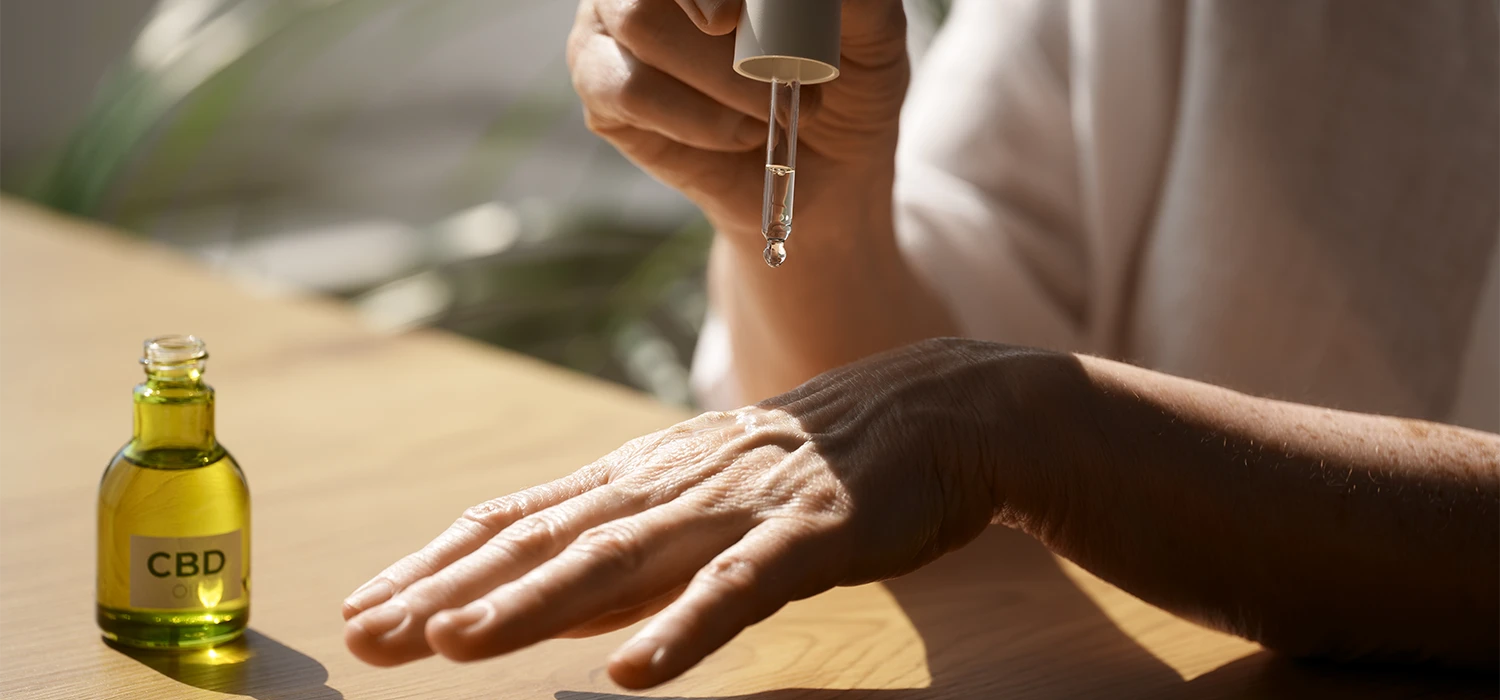 Femme qui applique du CBD sur le dessus de la main