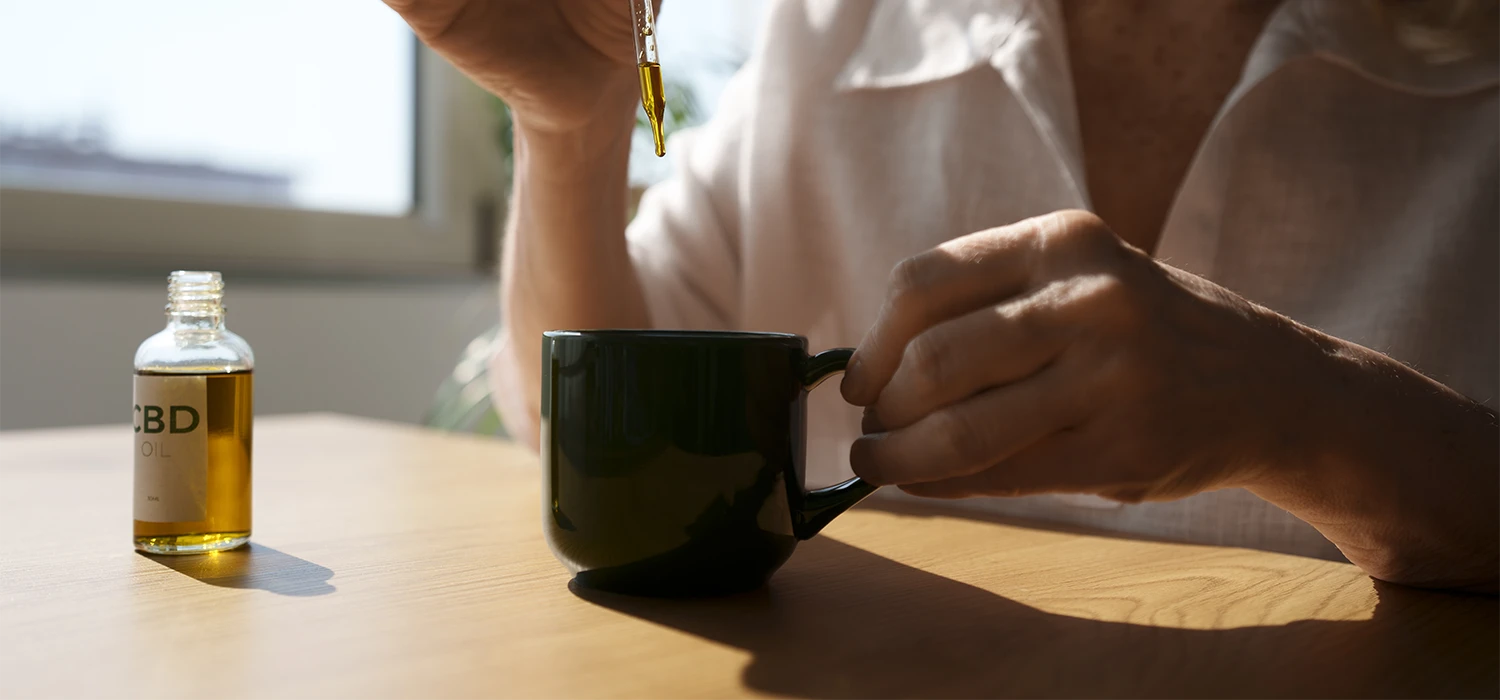 Homme sur une table avec du Thé au CBD